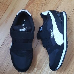 Like New - Boys PUMA Black/White Sneakers
